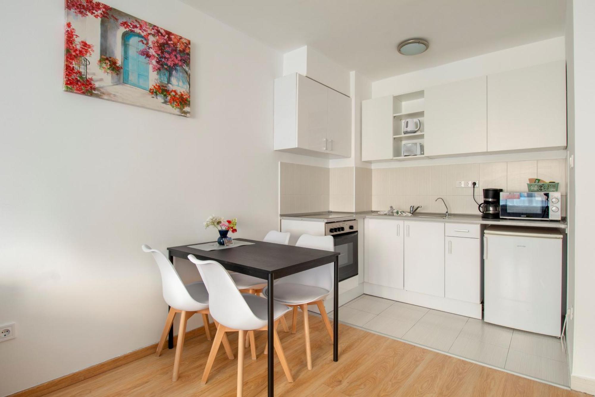 Downtown With Free Parking Apartment *