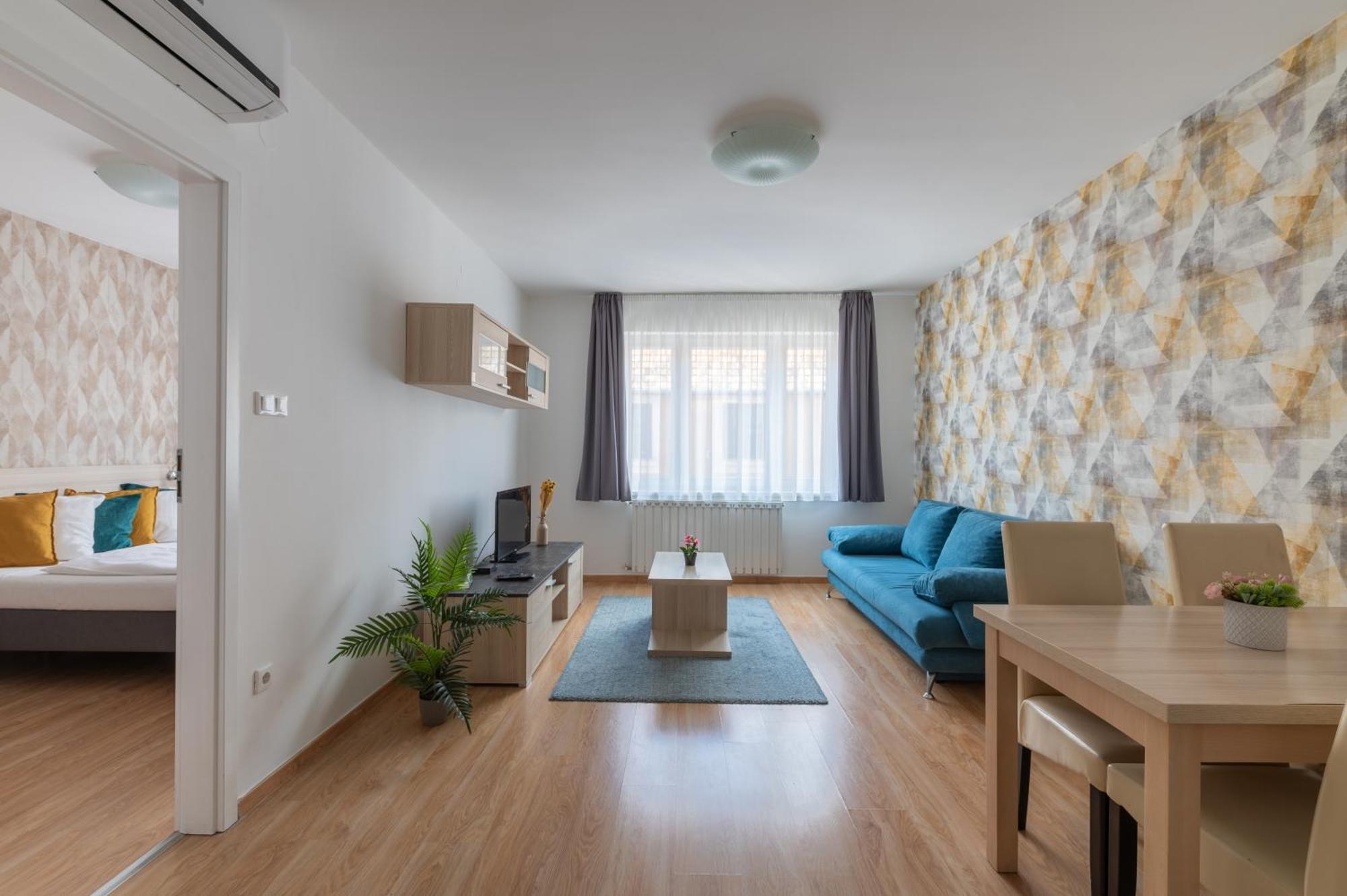 Downtown With Free Parking Apartment