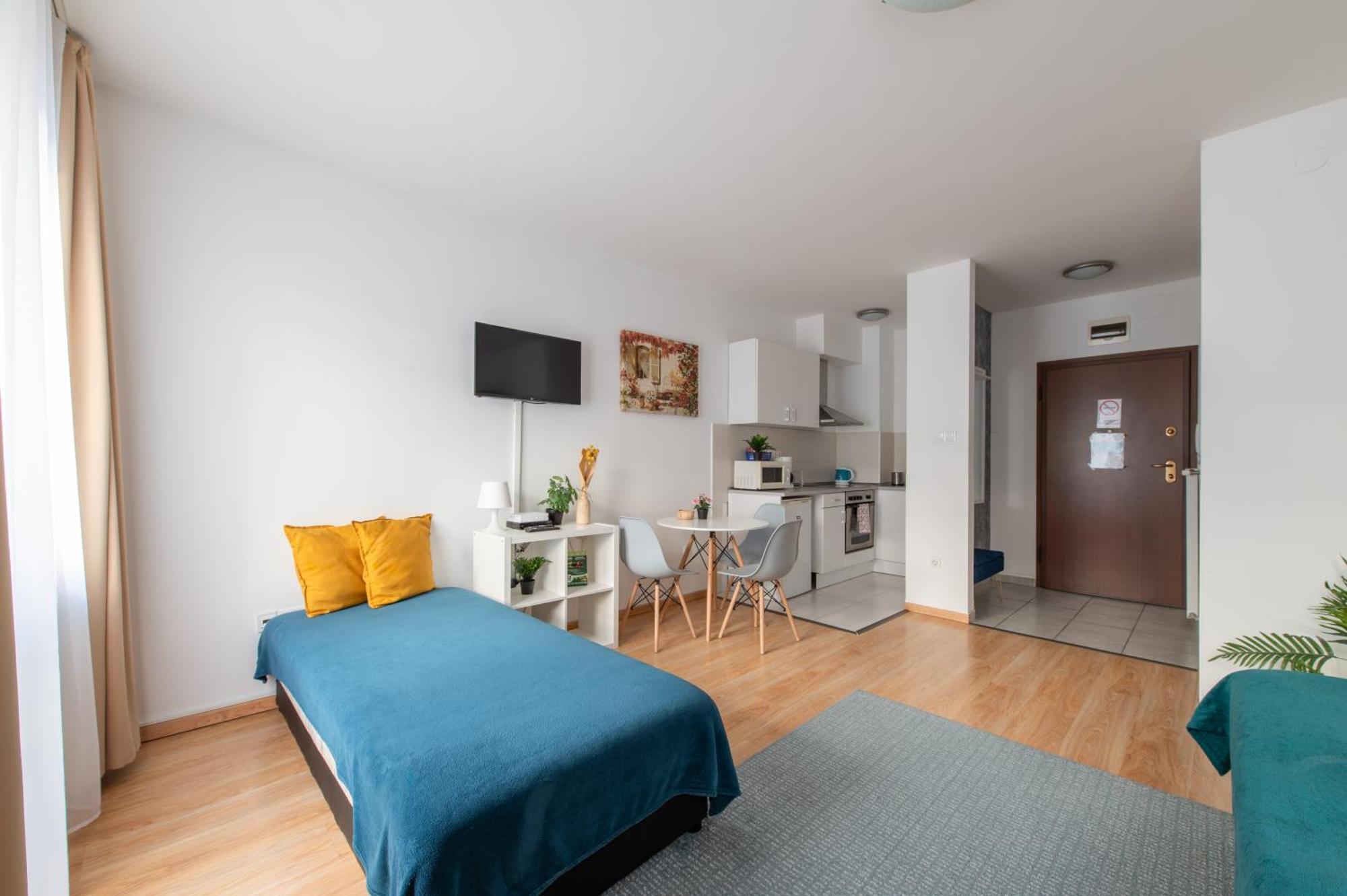 Downtown With Free Parking Apartment